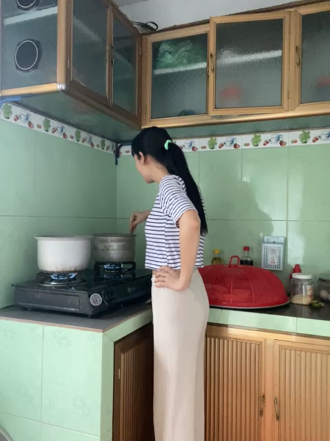 VIET69 - Vừa nấu ăn trong bếp vừa show vú kiếm thêm thu nhâp